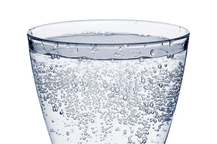 Чаша вода с мехурчета